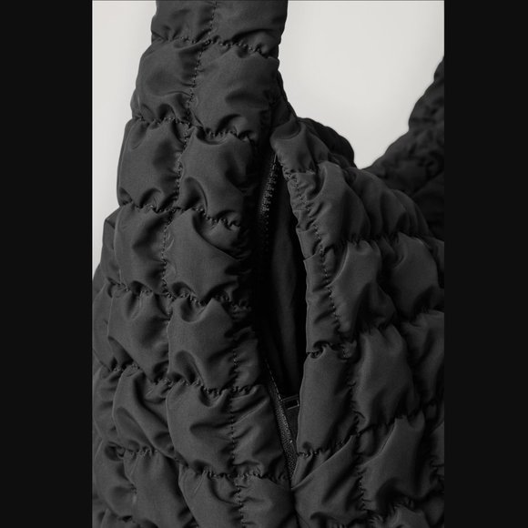 COS QUILTED OVERSIZED SHOULDER BAG BLACKPINK JENNIE - Picture 6 of 11